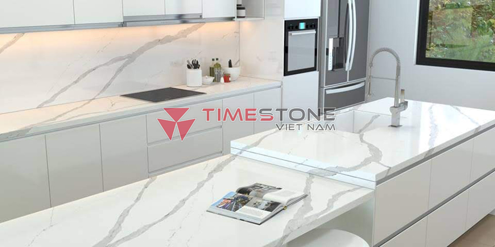 Bạn có thể thỏa sức nấu nướng, bày đồ ăn trên mặt bàn đá nhân tạo Empirestone mà không lo bám bẩn